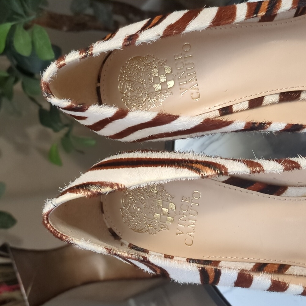 "SALE" 💥Vince Camuto zebra print wedges💥 - Picture 4 of 7